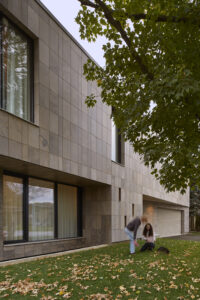 BNK-001_IMG_S1_Front Elevation 02 with Person_Ben Rahn_A-Frame