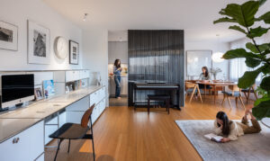 MJH-008_IMG_L1_LivingRoomWithPeople01_by Steve Tsai