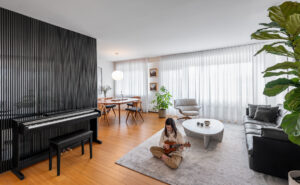 MJH-008_IMG_L1_LivingRoomWithPeople02_by Steve Tsai